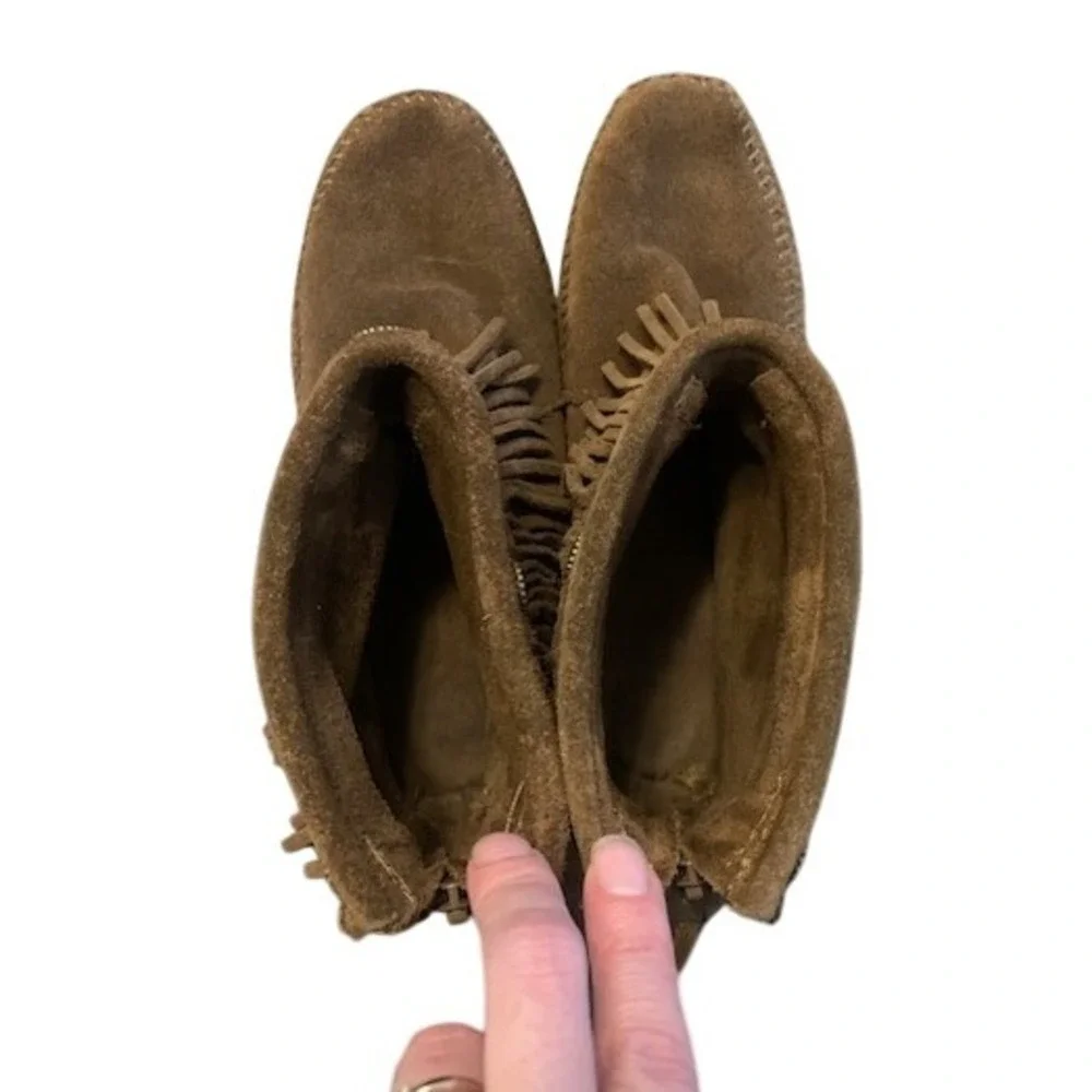 Minnetonka Womens Brown Suede Fringe Back Zip Moccasin Ankle Boots‎ Concho Trim